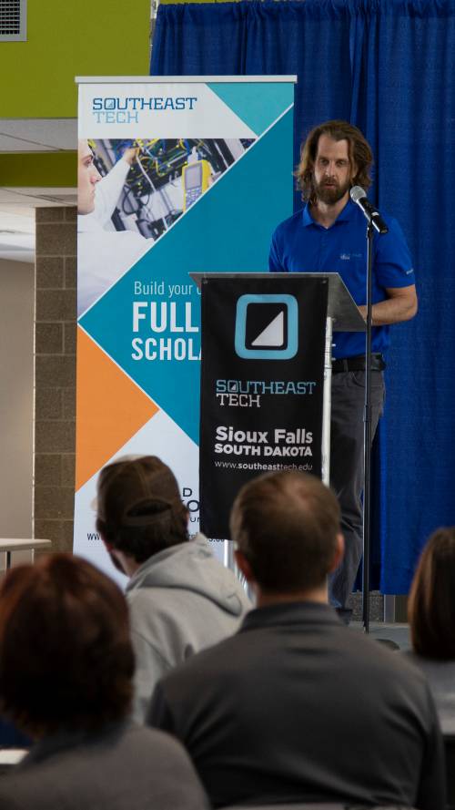 Dan Vos at podium